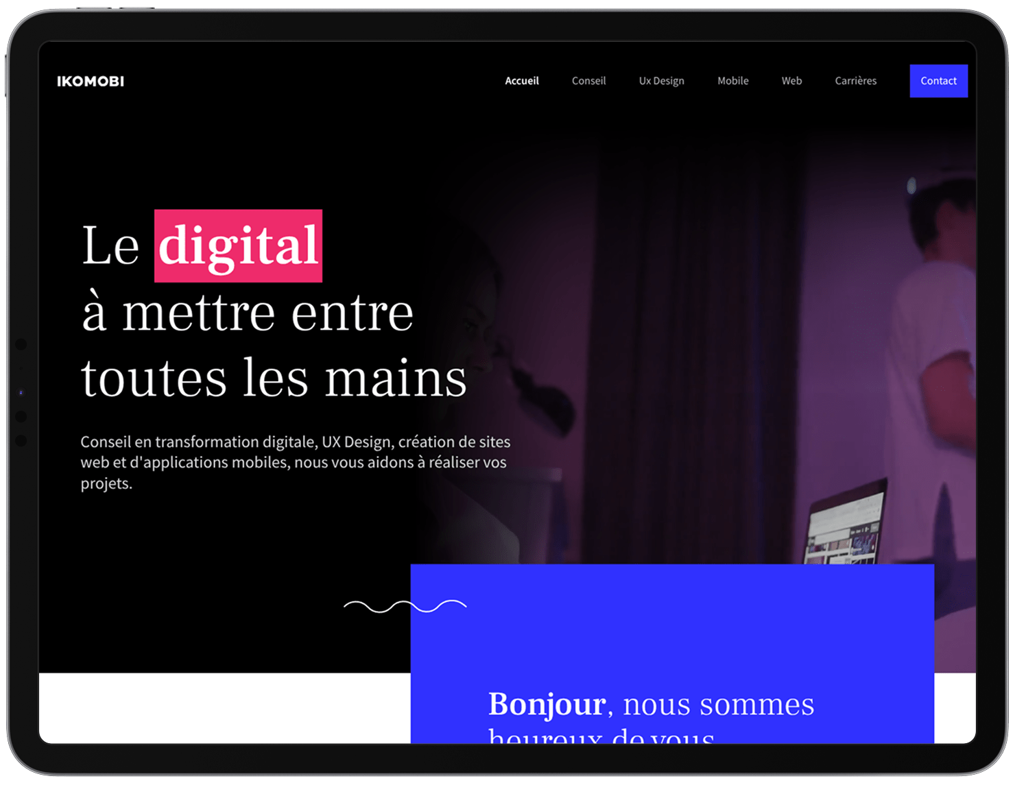 Page d’accueil du site de l’agence web et mobile Ikomobi affichée sur tablette en mode paysage